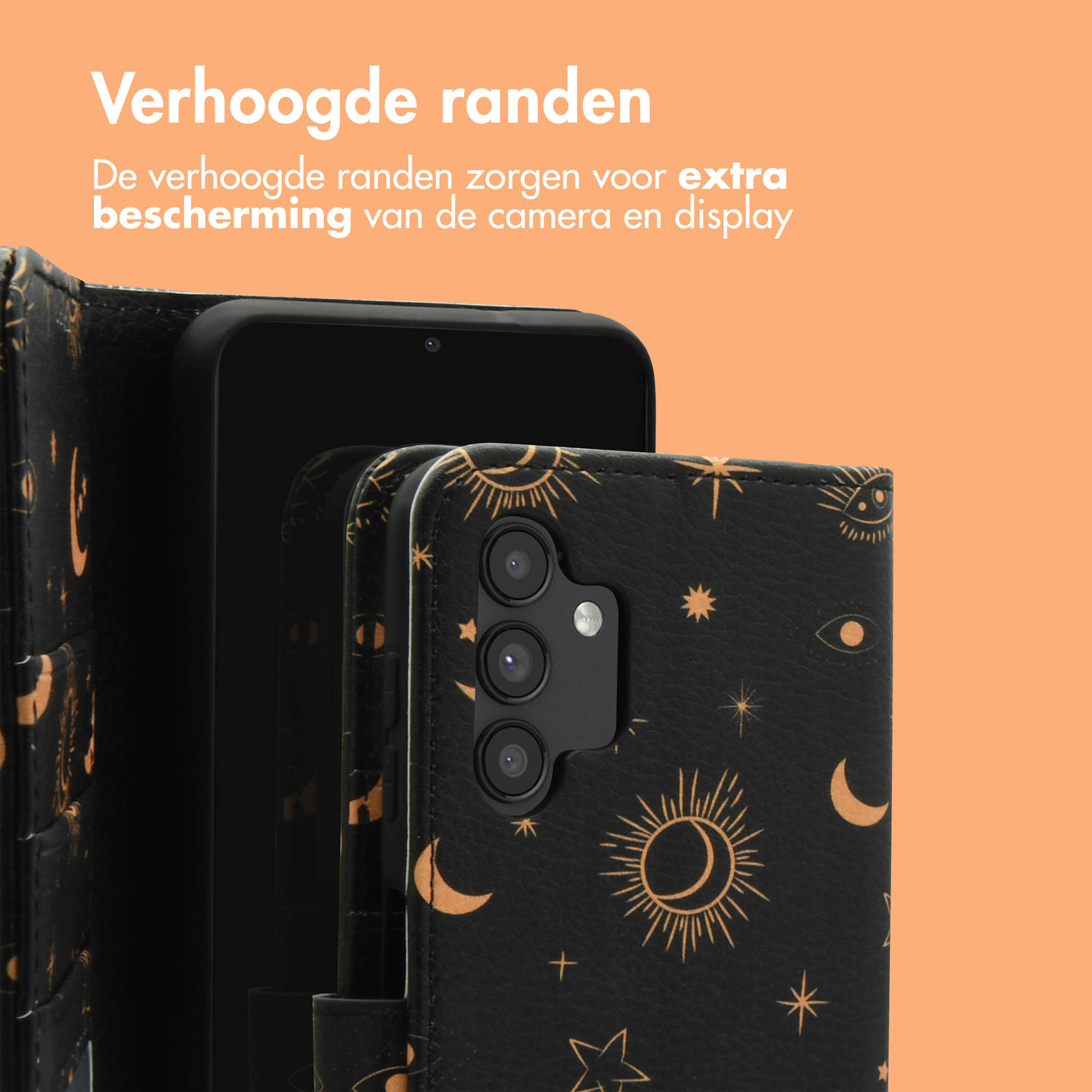 Téléphone avec un motif céleste noir et or. L'étui est ouvert, révélant le téléphone noir. Le fond est orange.
