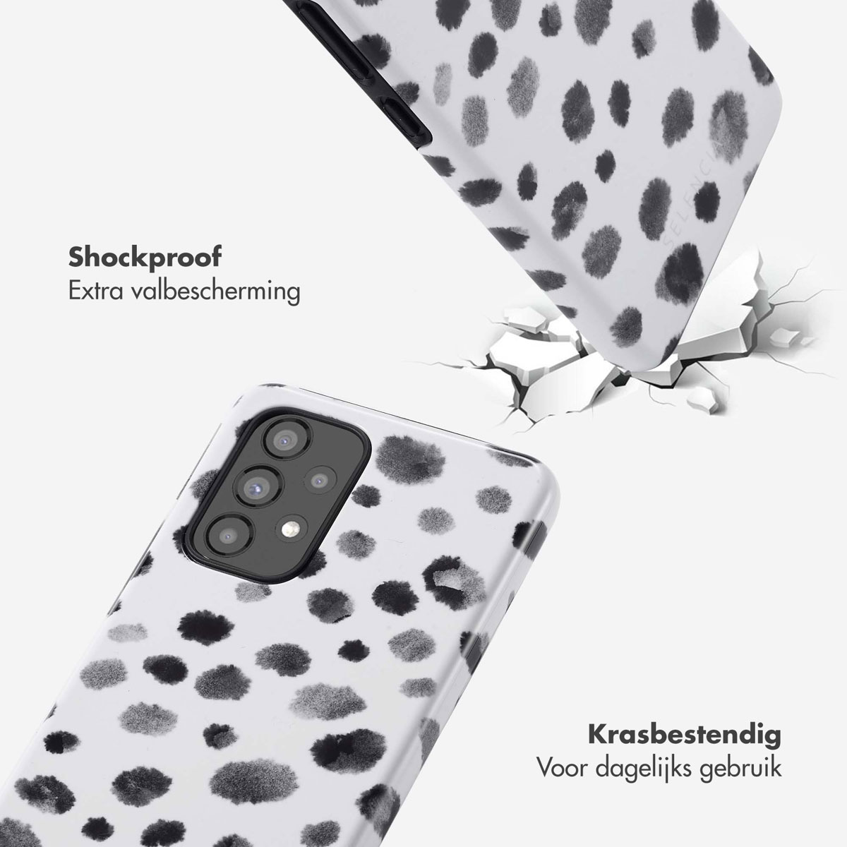Coque de téléphone avec un fond blanc et des points noirs. La coque est en train de tomber. Le sol est fissuré.