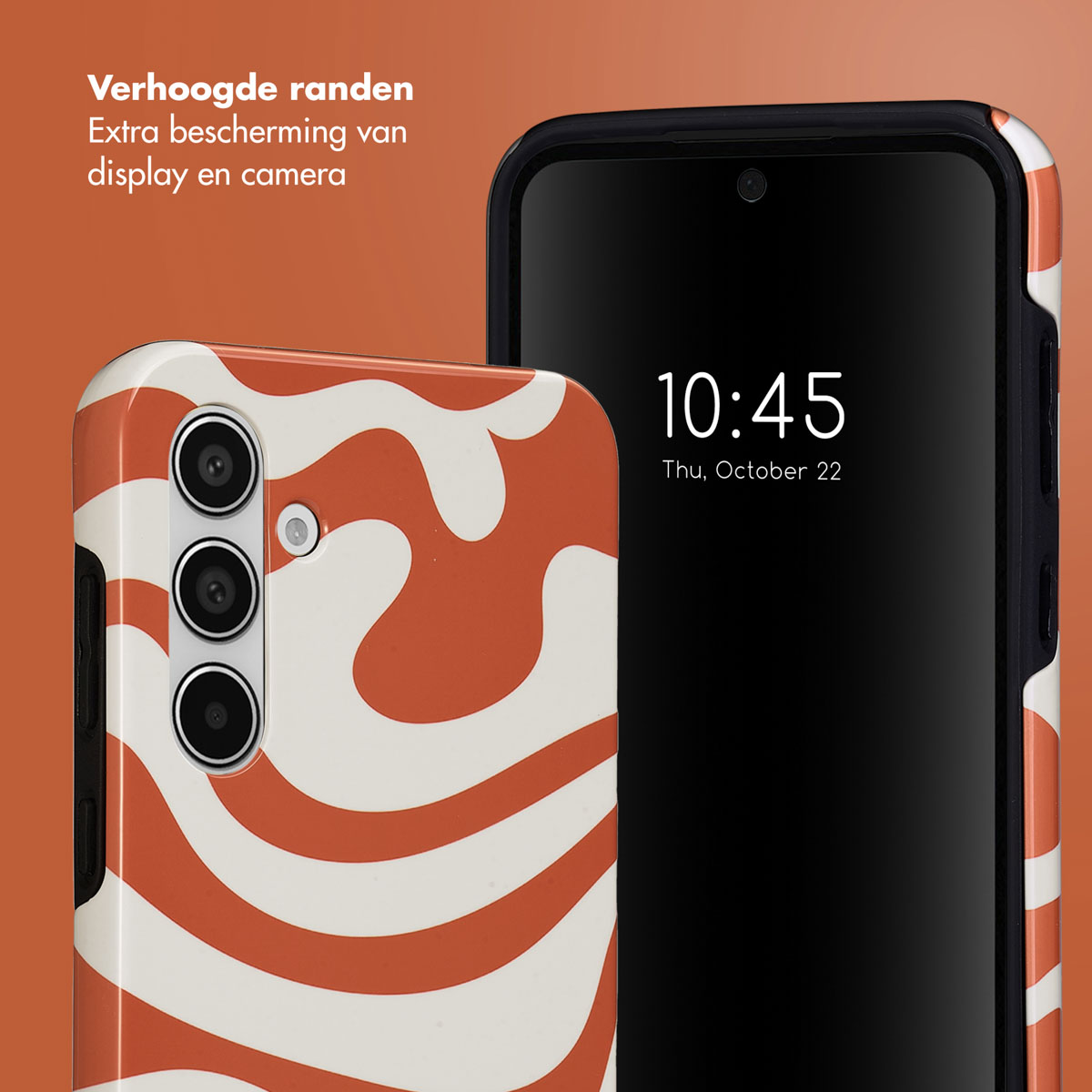 Telefoon met oranje-witte gebogen hoes naast een telefoon met zwart scherm.