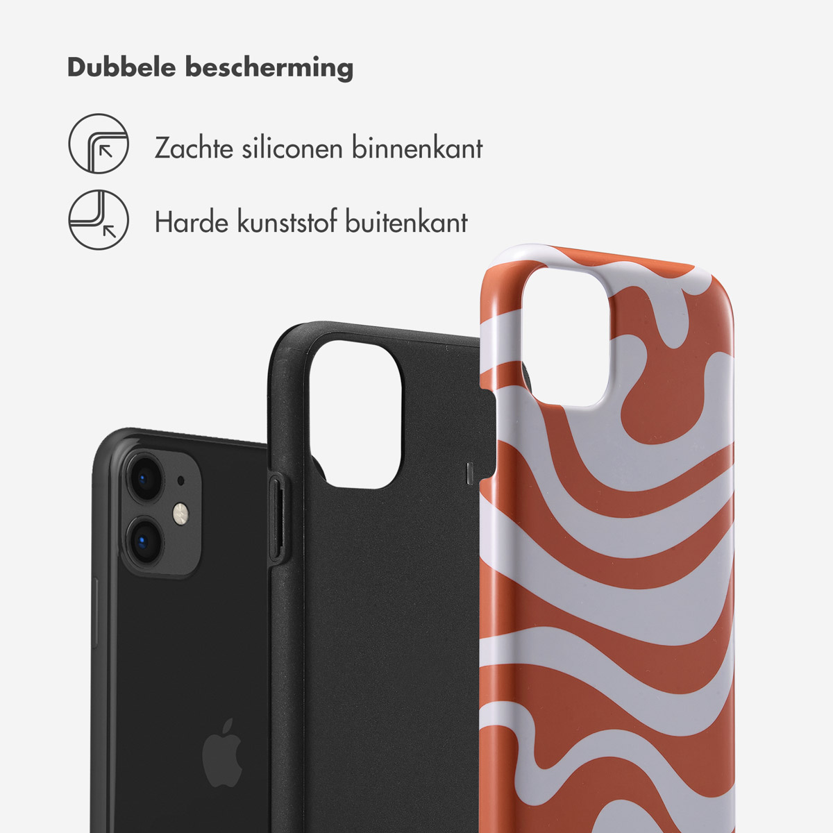 Telefoon en hoesje. Hoesje heeft een oranje wervelpatroon. Telefoon is zwart. Achtergrond is wit.