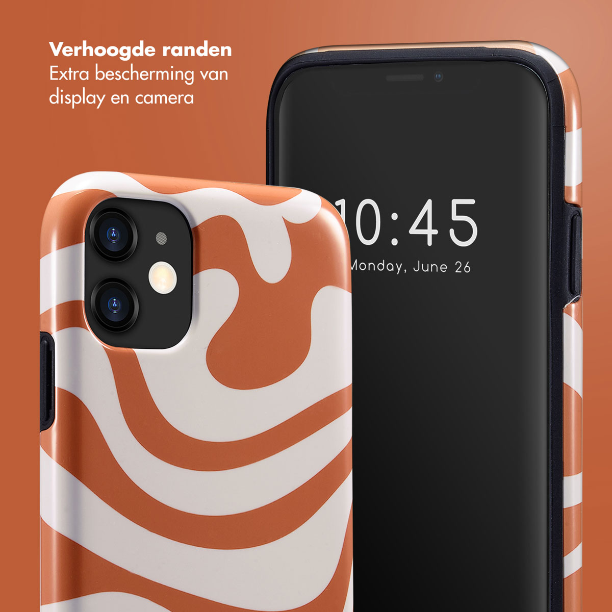 Telefoonhoesje met oranje en wit werveldesign, zwarte telefoon met tijdweergave en oranje achtergrond.