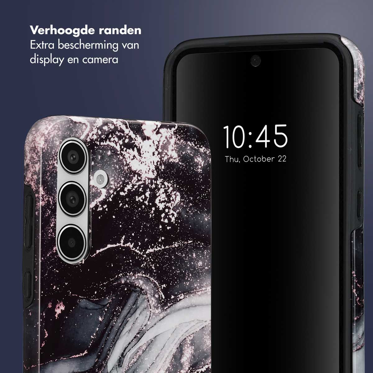 Telefoon met zwart-witte marmeren hoes. De telefoon rechts toont de tijd. De hoes heeft verhoogde randen.