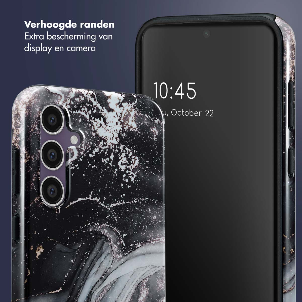 Primo piano di una custodia per telefono con motivo marmoreo nero e oro accanto a un telefono con schermo nero.