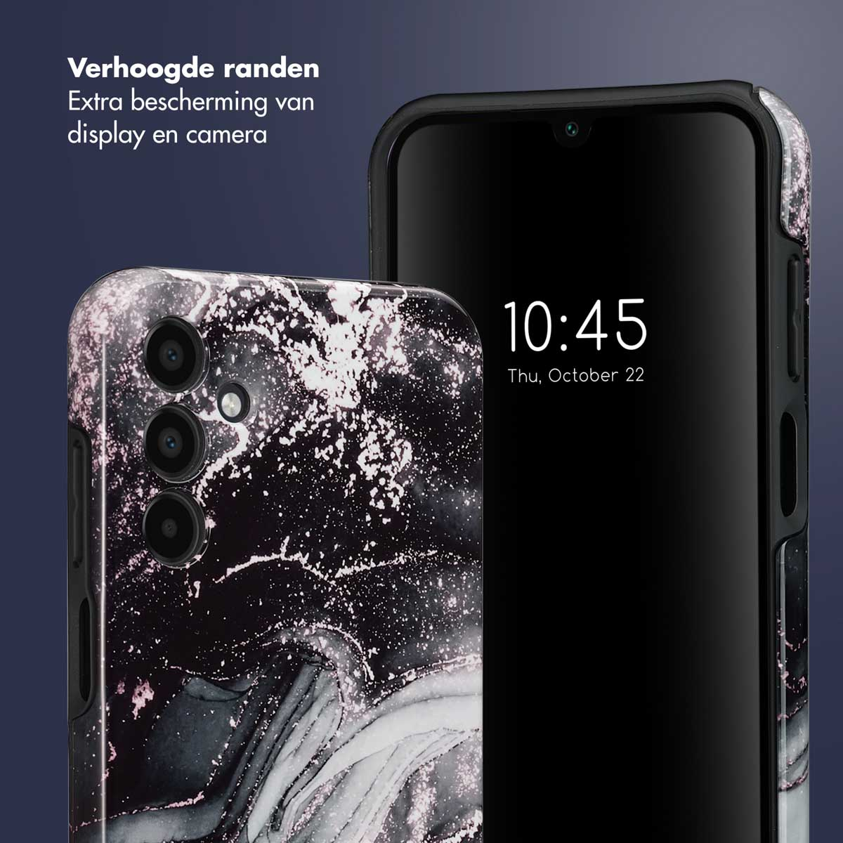 Telefoonhoesje met zwart-wit marmer design. Telefoonscherm toont tijd en datum.
