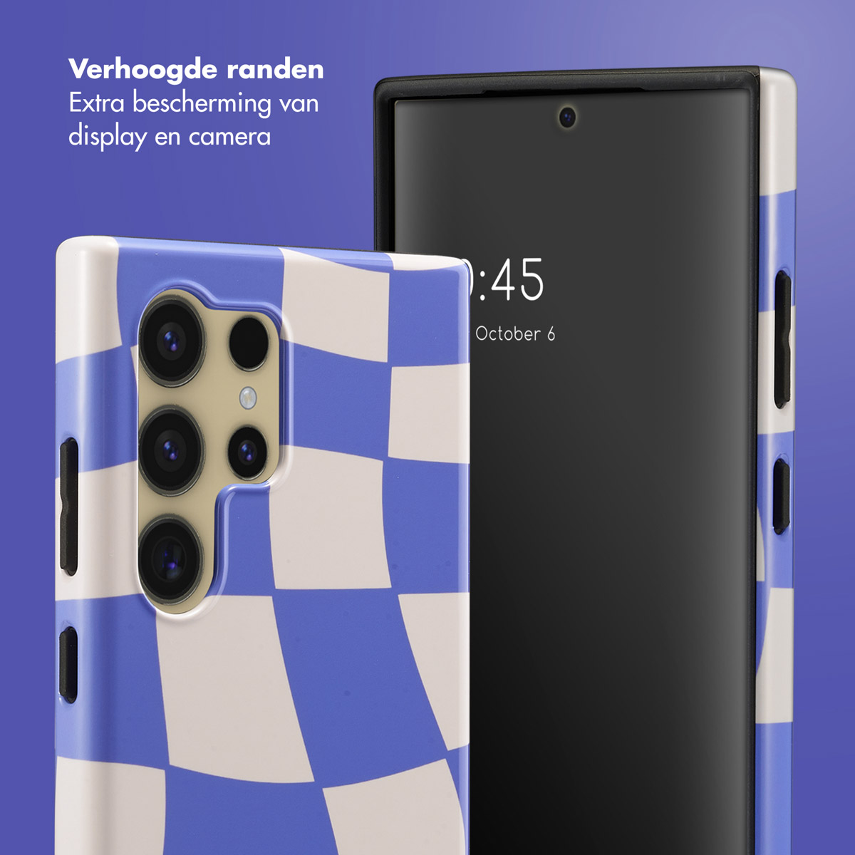 Blauw en wit geruit telefoonhoesje met telefoon. Display toont tijd. Tekst: Verhoogde randen.