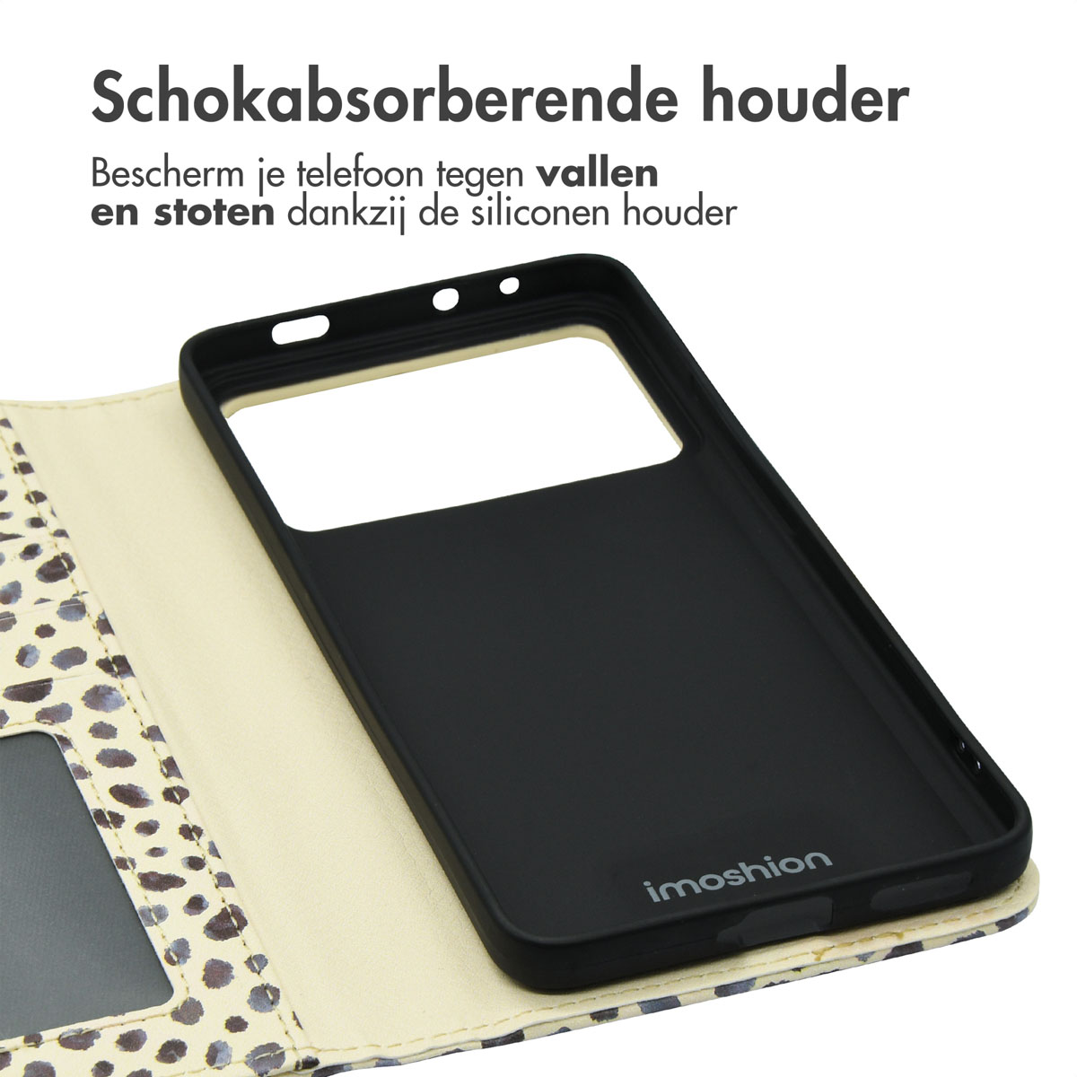 Telefoonhoesje met een dierenprint ontwerp. De hoes is open en onthult de zwarte telefoon. De achtergrond is wit.