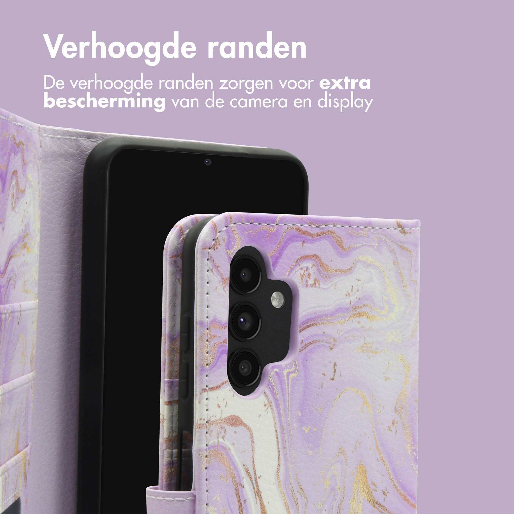 Coque de téléphone violette avec design marbré, téléphone à l'intérieur. Fond blanc. Caméra et écran du téléphone visibles.