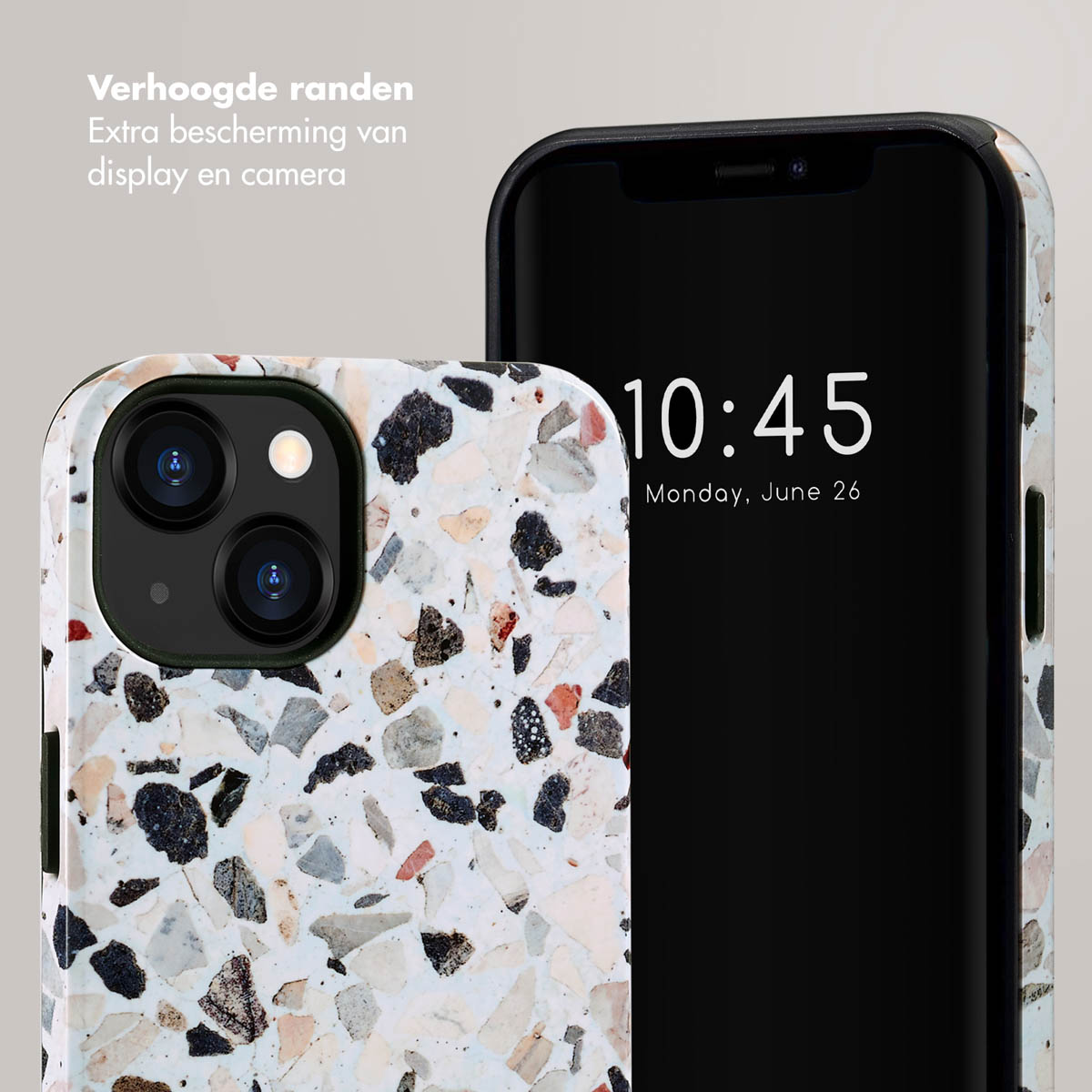 Coque de téléphone avec motif terrazzo, blanc, noir et marron, et un téléphone affichant l'heure.