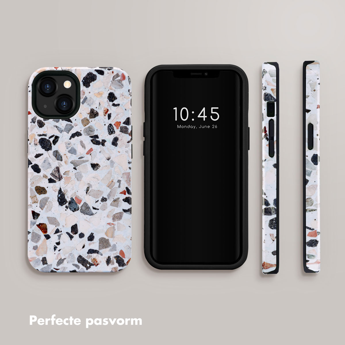 Coque de téléphone avec un design terrazzo blanc et noir. Téléphone avec écran noir affichant l'heure. Vue latérale.