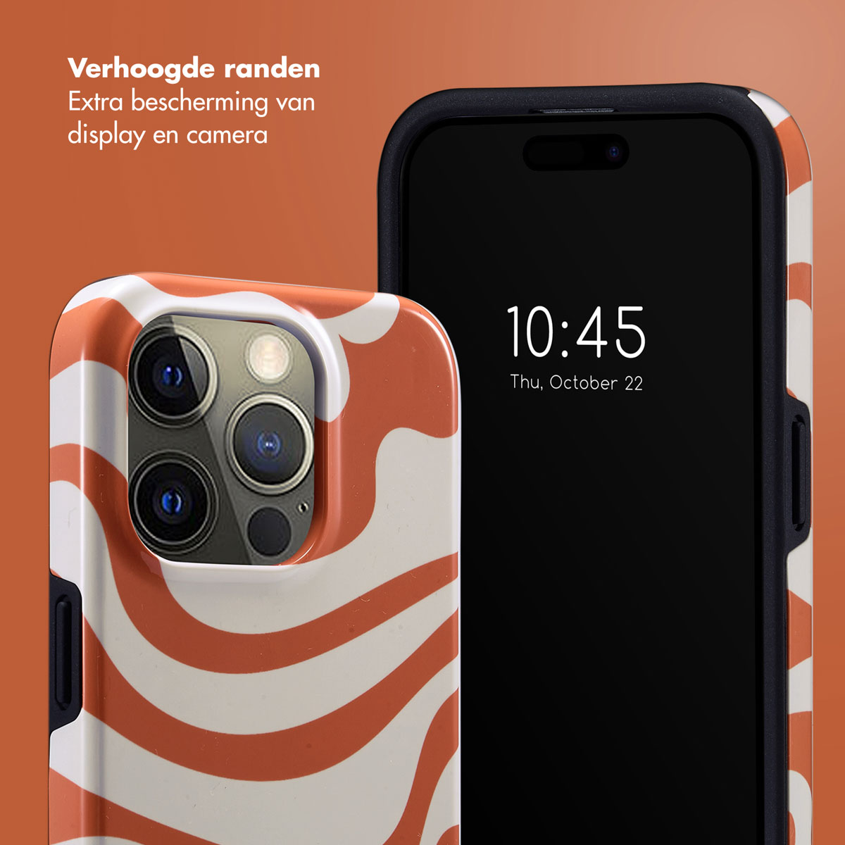 Telefoon met een golvend oranje-wit patroonhoesje. Telefoon toont de tijd.