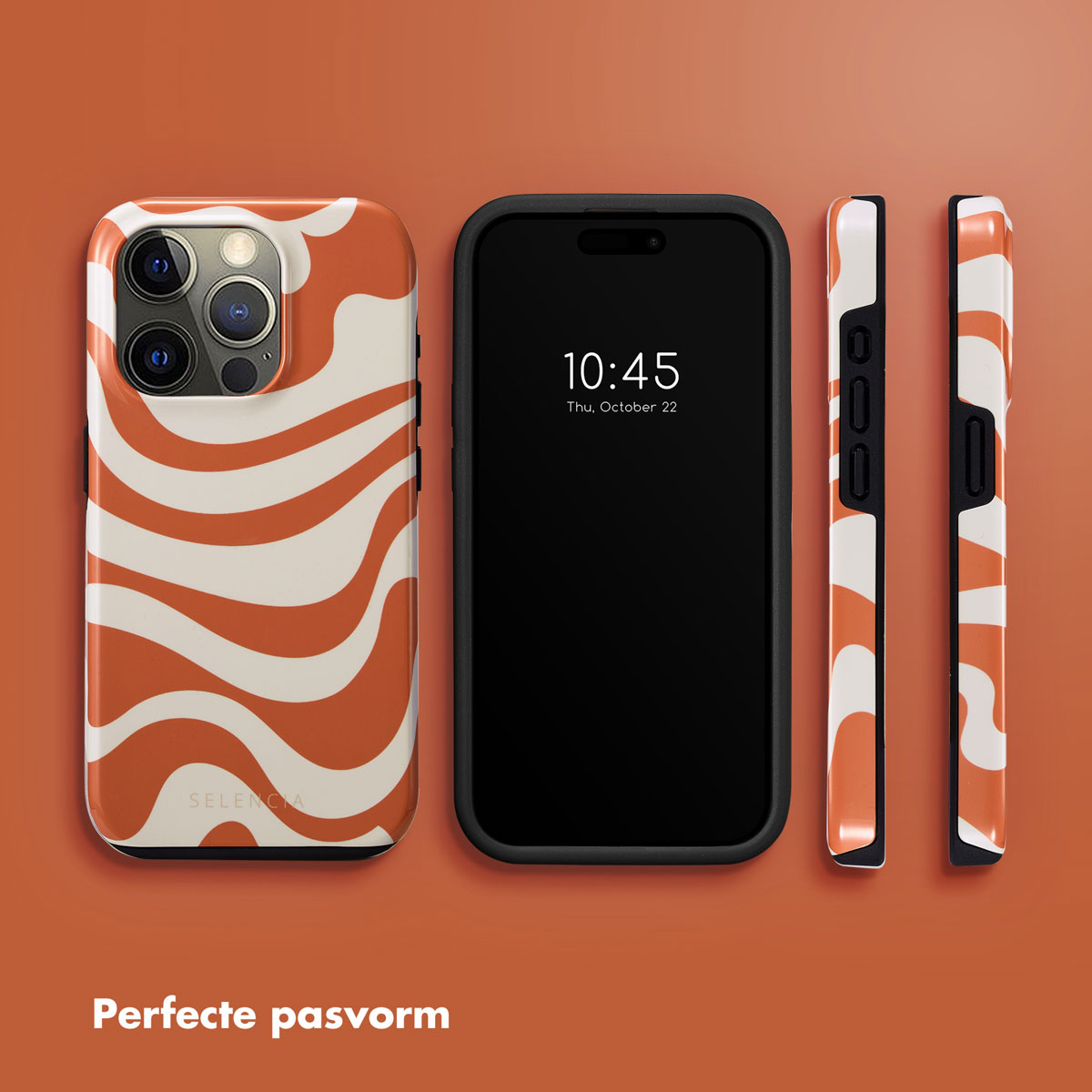 Telefoonhoesje met oranje strepen, telefoon en twee zijkanten. Oranje achtergrond. Tekst: 'Perfecte pasvorm'.