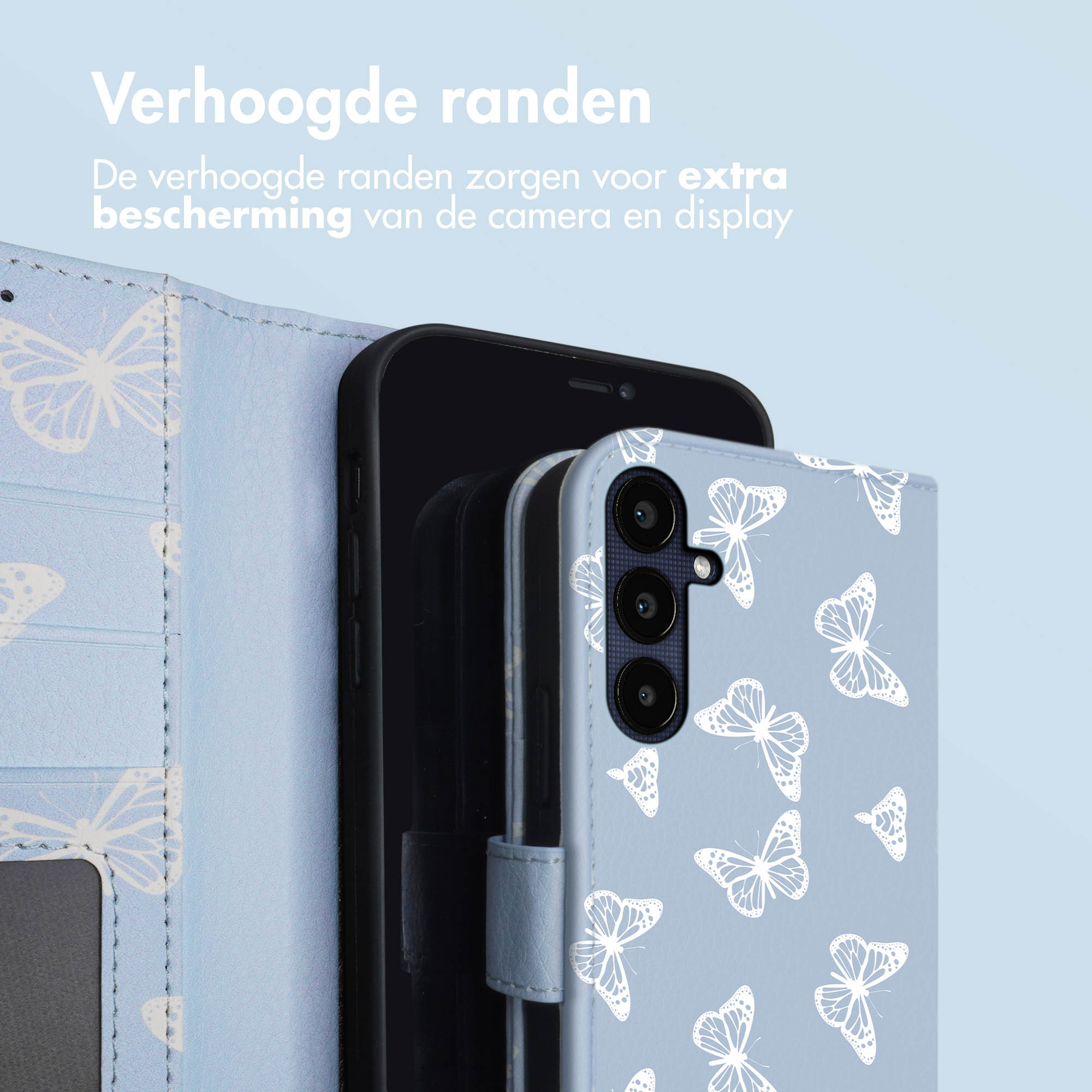 Lichtblauw folio telefoonhoesje met wit vlinderpatroon. Telefoon zit in de hoes.