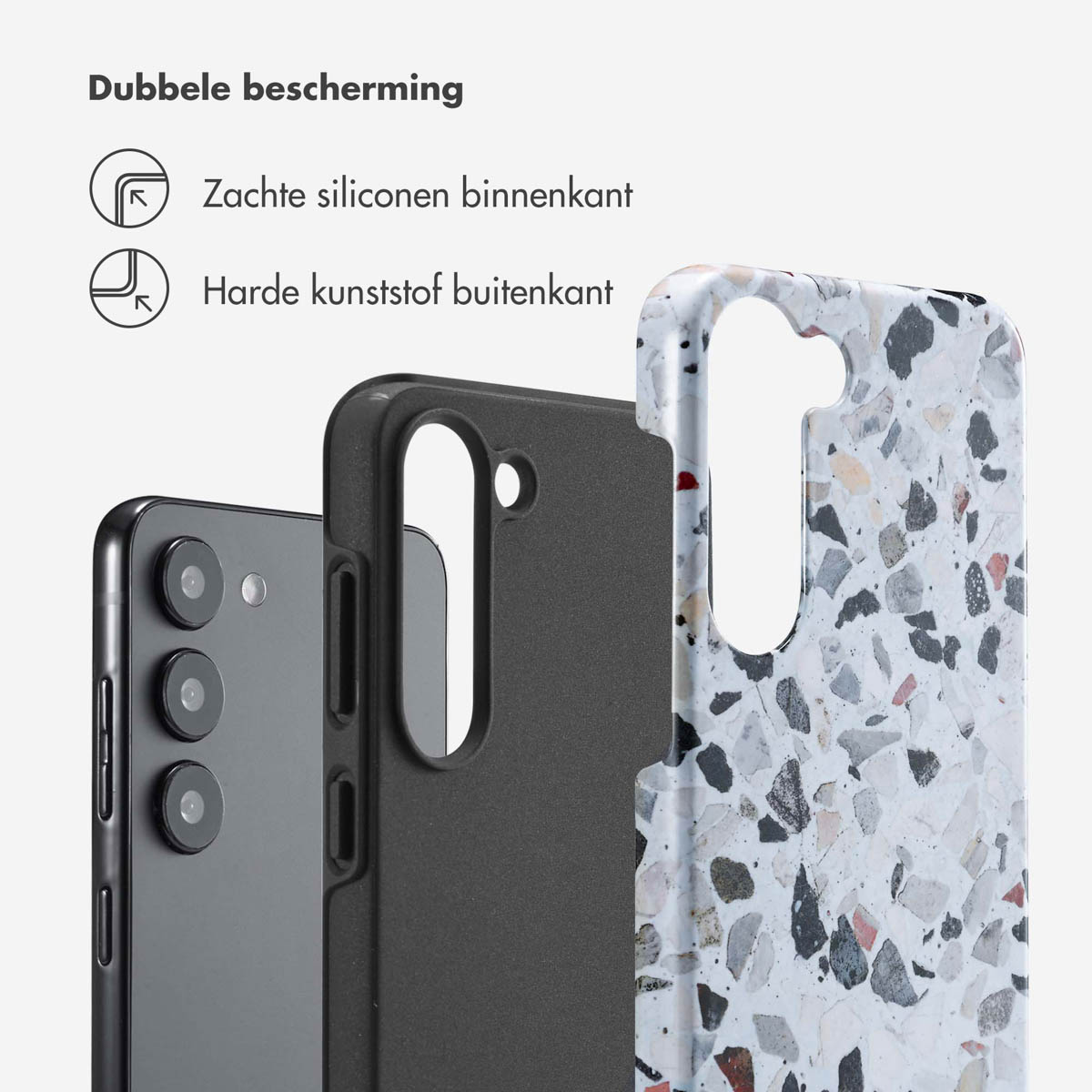 Trois téléphones avec des étuis. L'un a un motif terrazzo, l'autre est noir et l'autre est juste un étui.