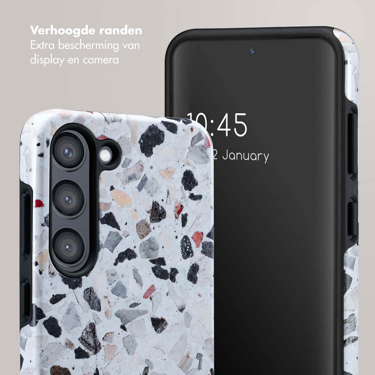 Coque de téléphone avec un design tacheté blanc et gris. Téléphone noir avec l'heure affichée.