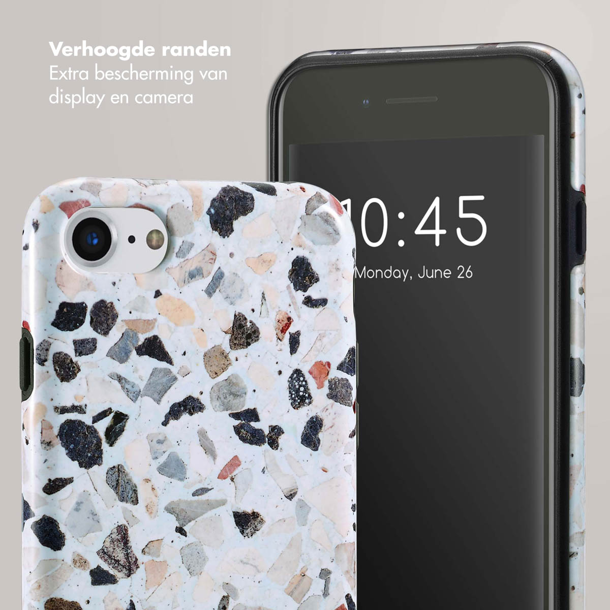 Telefoonhoesje met een wit terrazzo design, naast een telefoon met 10:45 op maandag 26 juni.