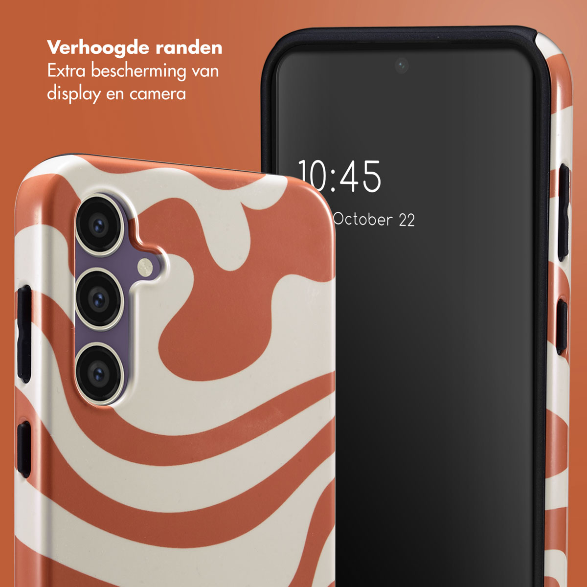 Telefoon in een oranje en crèmekleurige golfpatroonhoes. Zwarte telefoon met tijd weergegeven.