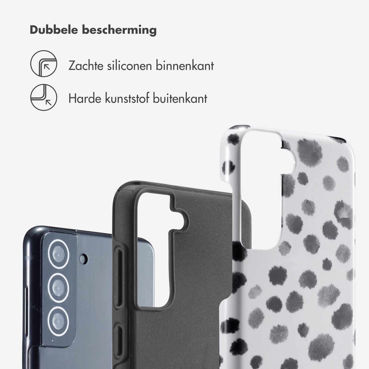 Tre custodie per telefono: una con pois neri su bianco, una nera e una con il telefono dentro.