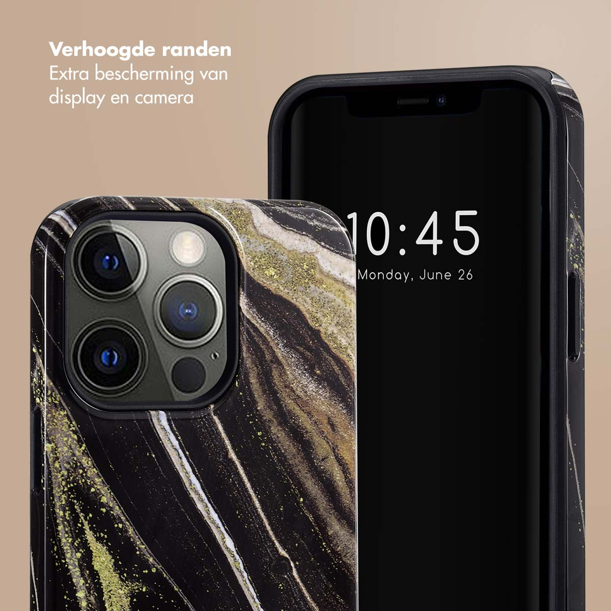 Coque de téléphone avec un motif marbre noir et or, à côté d'un téléphone affichant 10h45 le lundi 26 juin.