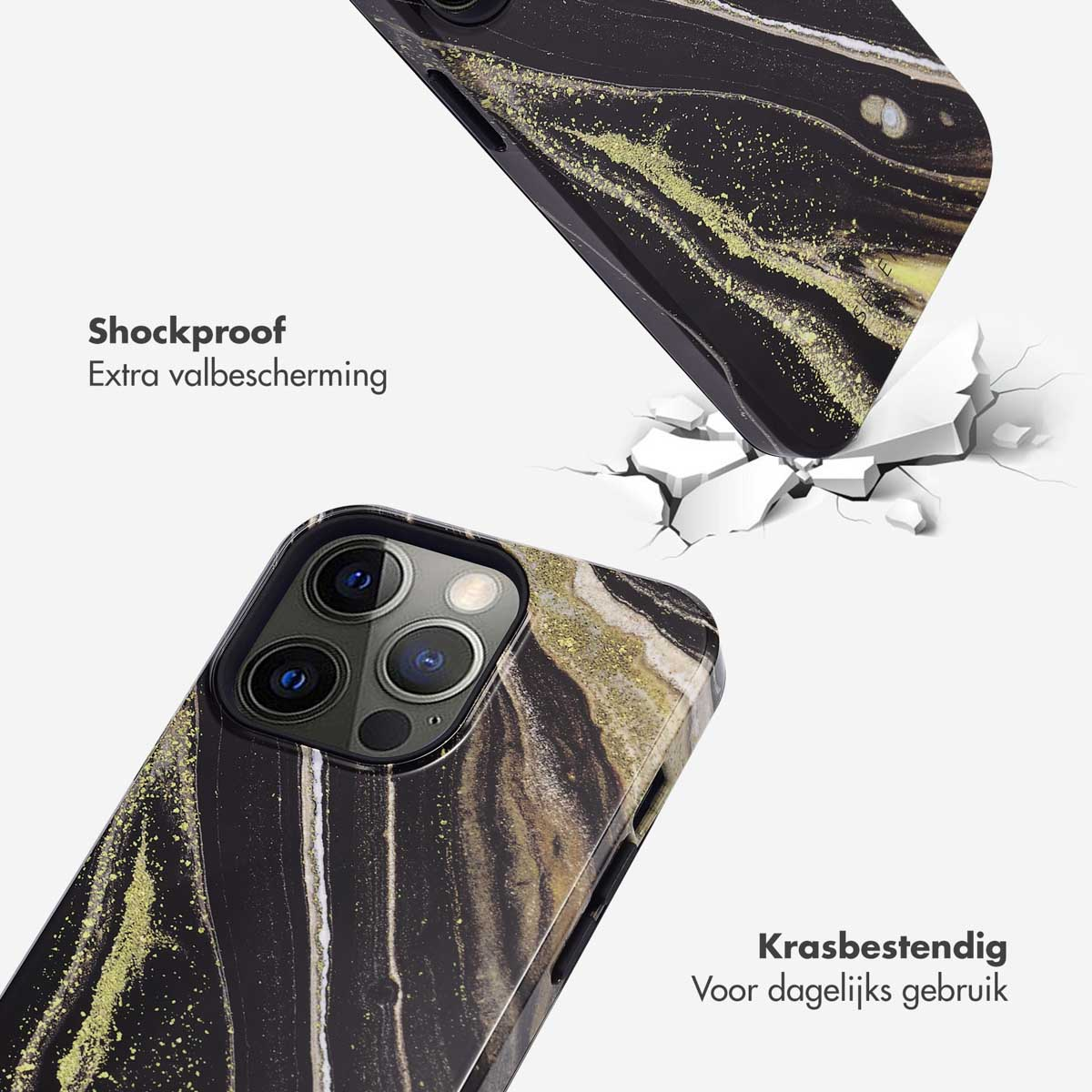 Coque de téléphone qui se brise, avec un motif marbre noir et or. Des fissures sont visibles sur une surface blanche.