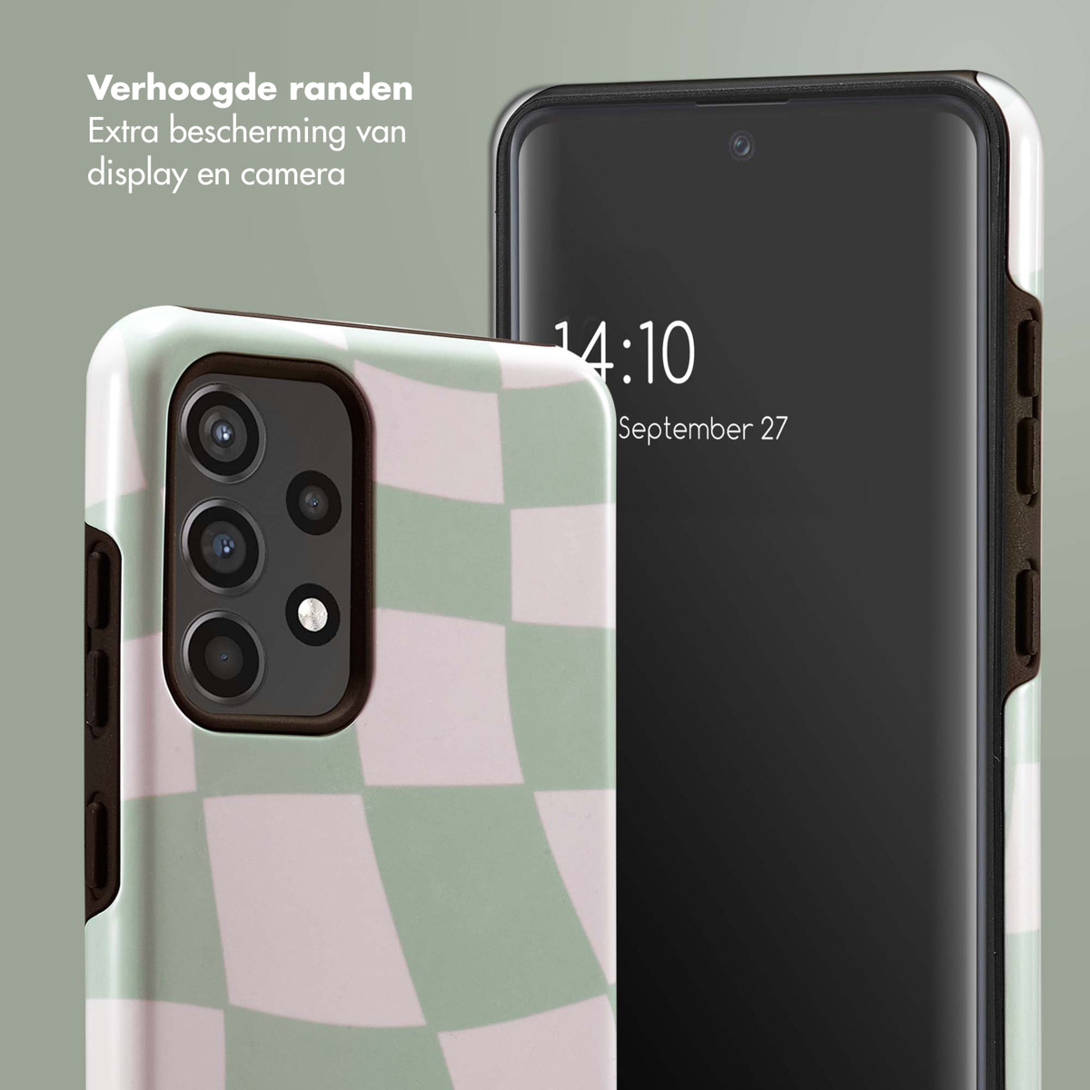 Telefoon in een saliegroene en witte geruite hoes. Zwarte telefoon met tijd weergegeven.