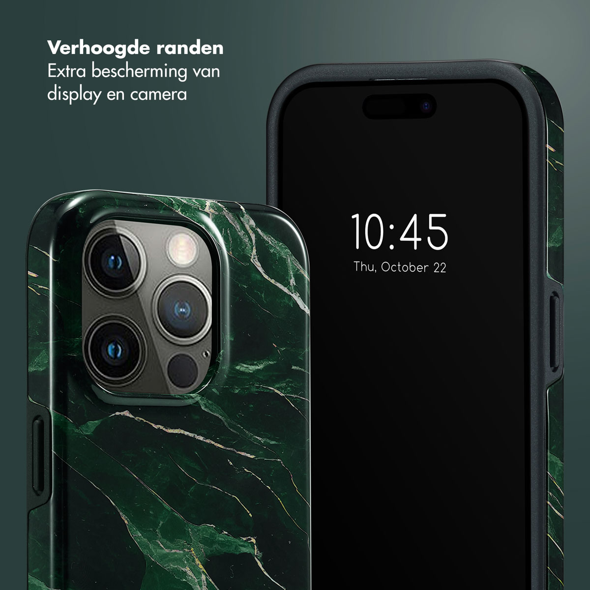 Een telefoonhoesje met een donkergroen marmerontwerp, naast een telefoon die de tijd en datum weergeeft.