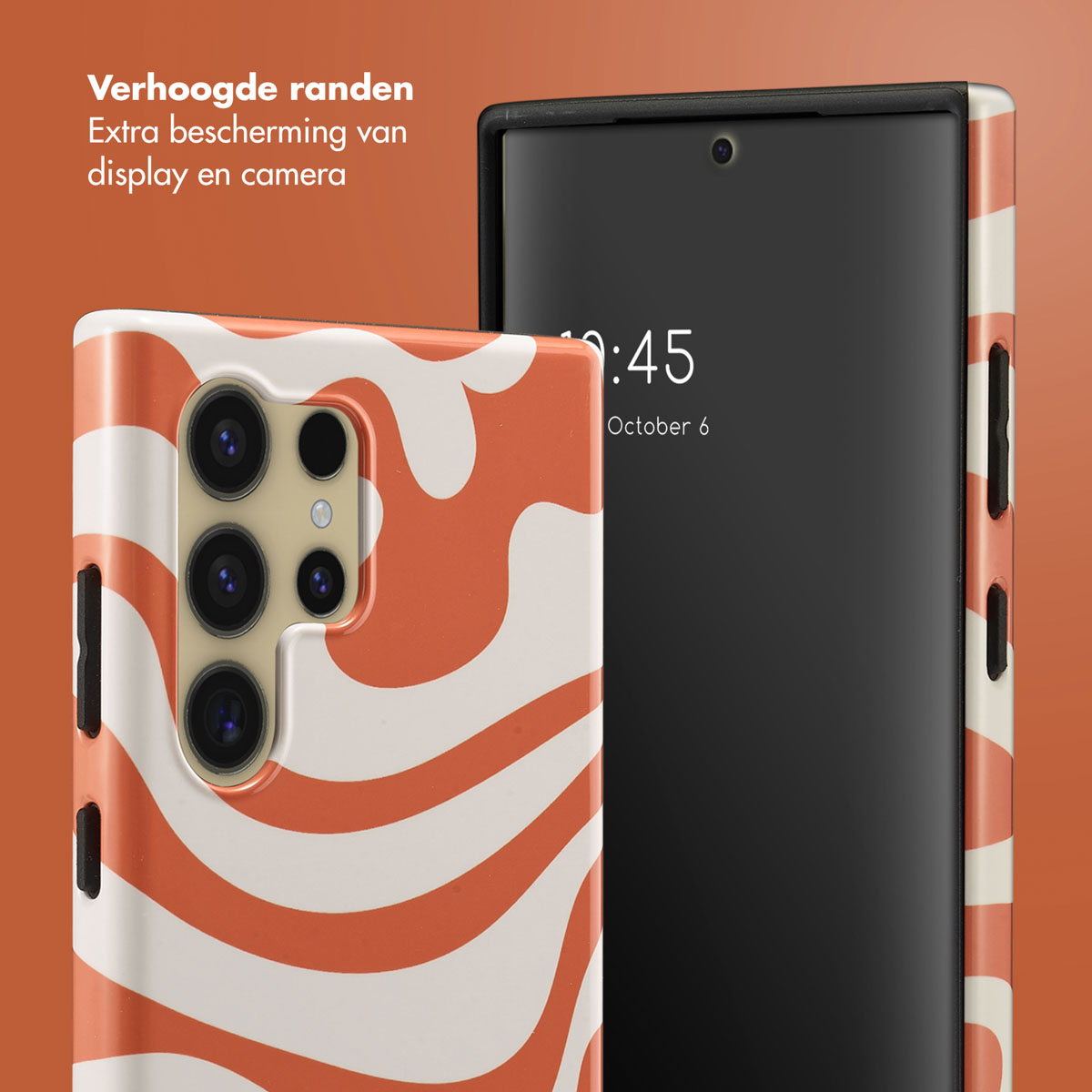 Telefoonhoesje met een golvend oranje en wit patroon. Een zwarte telefoon ernaast toont 10:45 op het scherm.