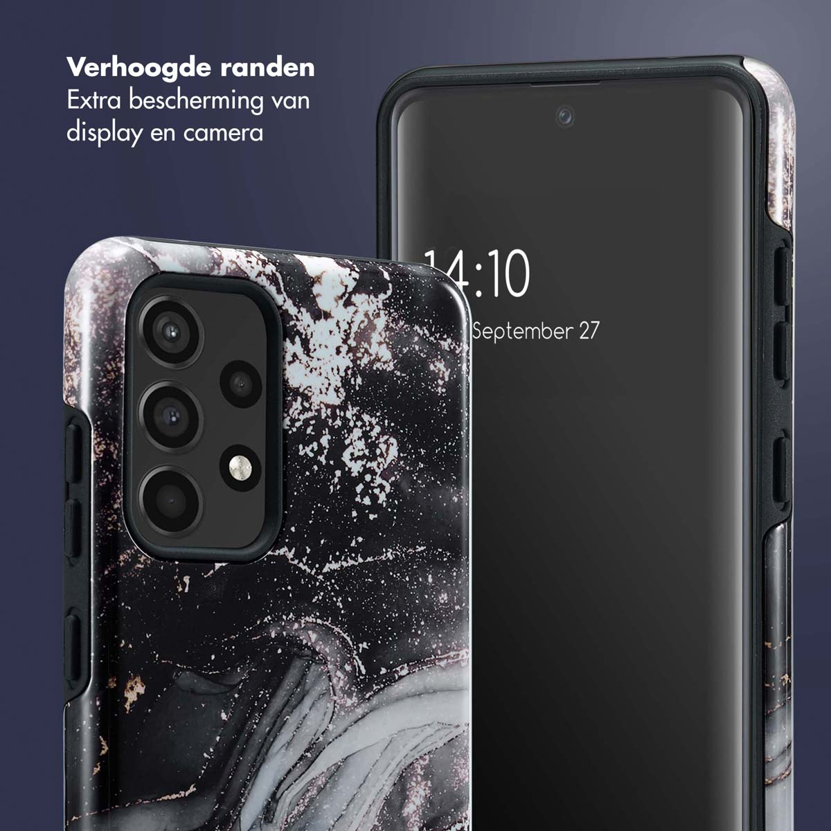 Een telefoonhoesje met een zwart marmerpatroon, met een telefoon die de tijd aangeeft.