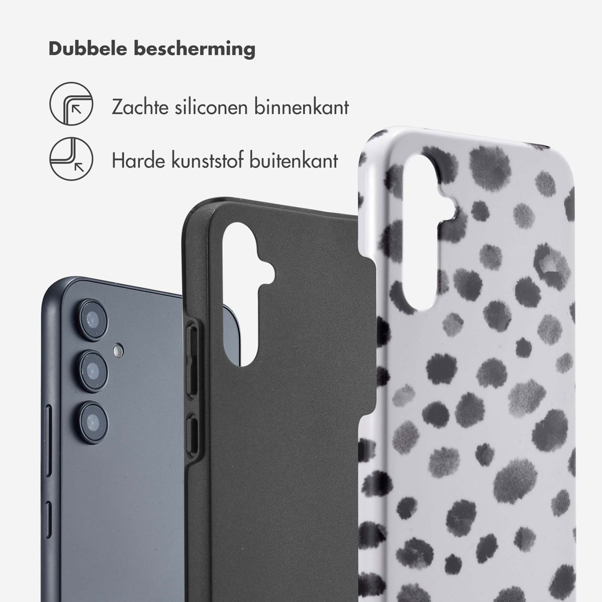 Telefoon en telefoonhoesje. De hoes is wit met zwarte stippen. De telefoon is zwart.
