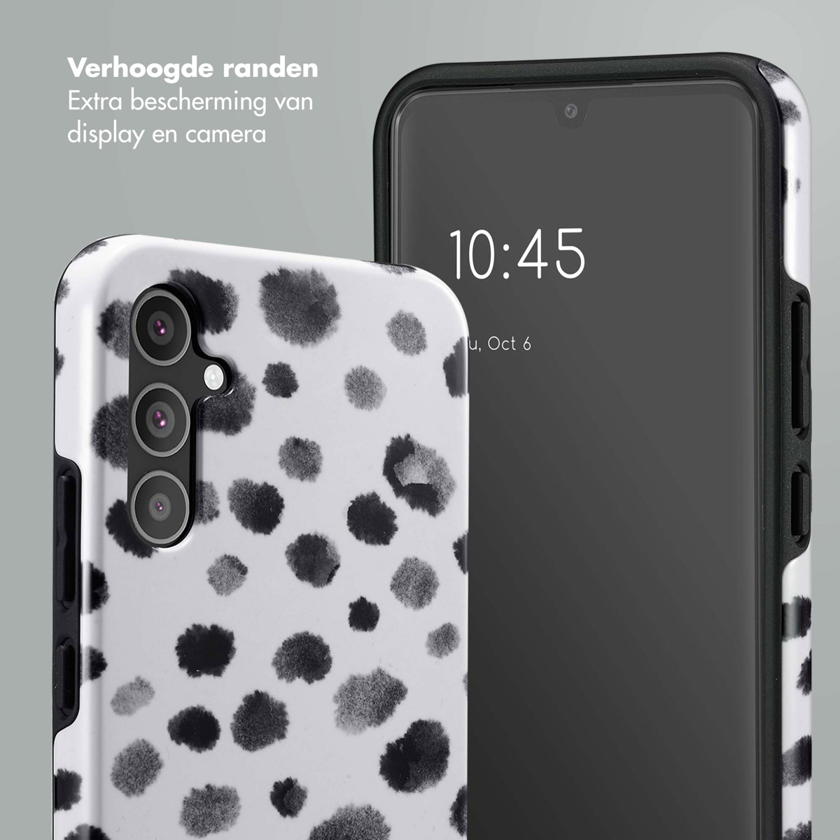 Telefoon met zwart-witte gestippelde hoes en een zwarte telefoon met tijdweergave.