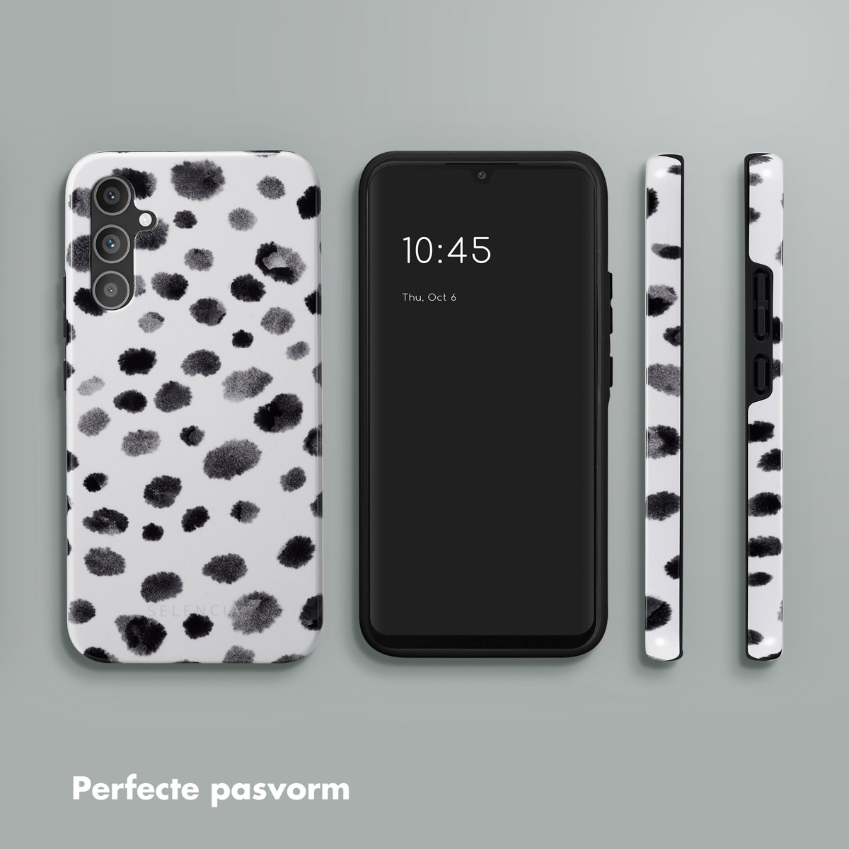 Drie telefoons met hoesjes. Eén heeft een zwart-witte dalmatiërprint. De andere heeft een zwart hoesje. De telefoon toont de tijd.