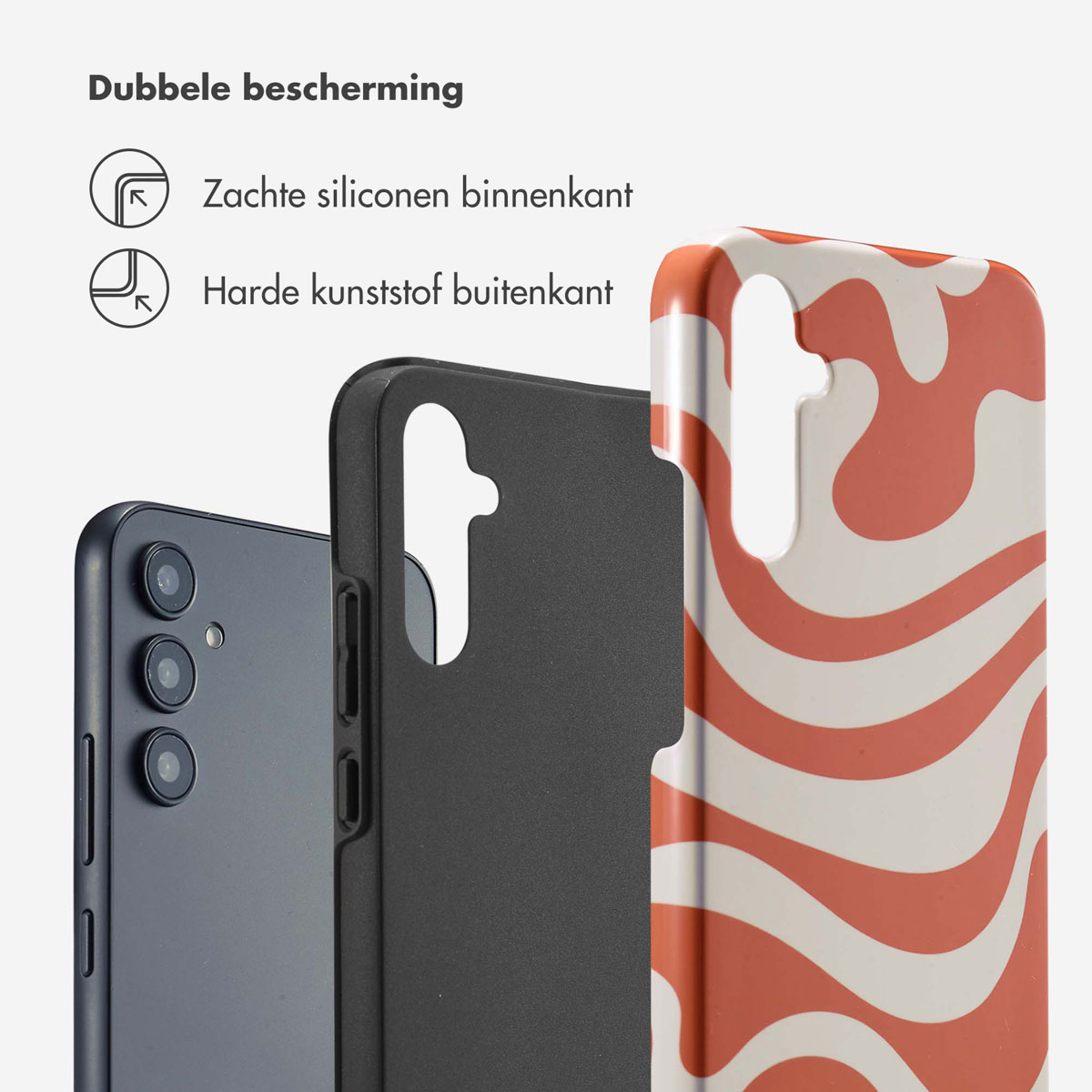 Oranje en witte golf telefoonhoes, zwarte telefoonhoes en zwarte telefoon op witte achtergrond.