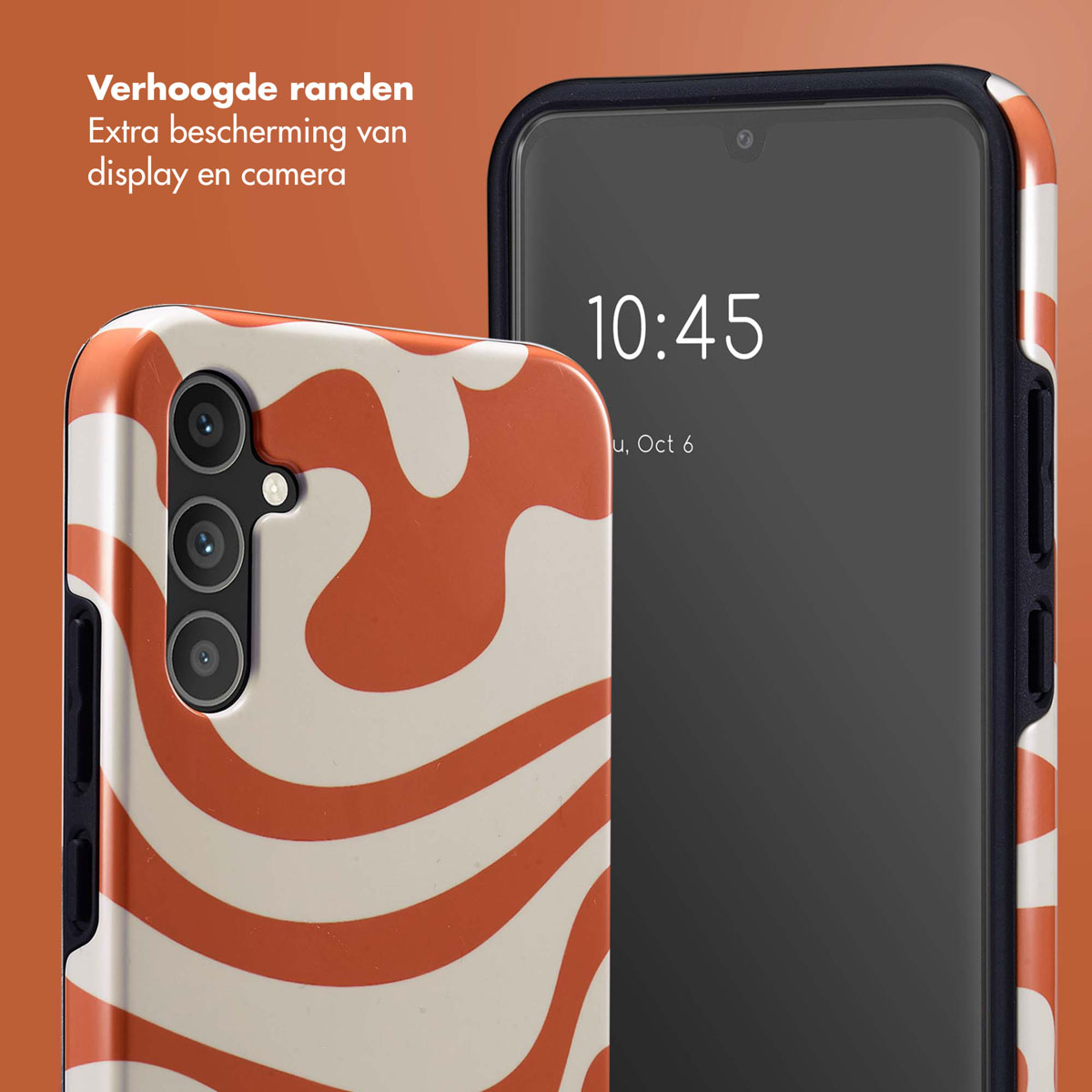 Telefoon met oranje en wit abstract hoesje. De tijd is 10:45, 6 oktober. Het hoesje heeft verhoogde randen.