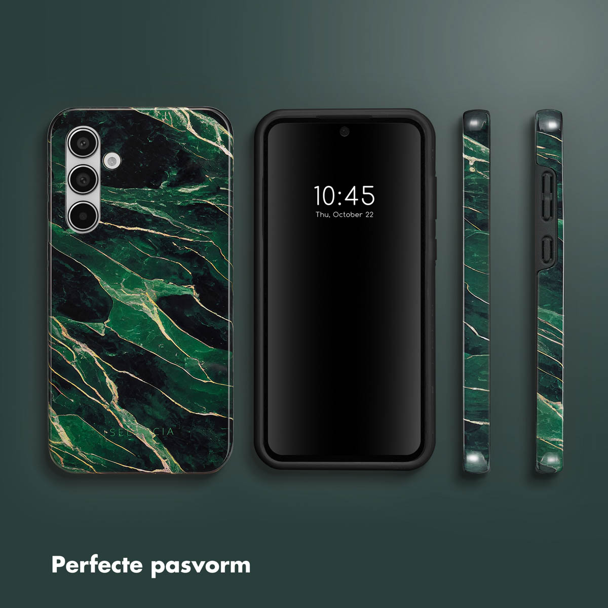 Een telefoon en drie hoesjes, groen marmerpatroon, toont tijd en perfecte pasvorm.