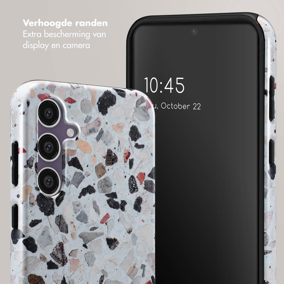 Telefoon met een telefoonhoesje met een grijs, zwart en bruin terrazzo patroon en een zwart scherm met tijd.