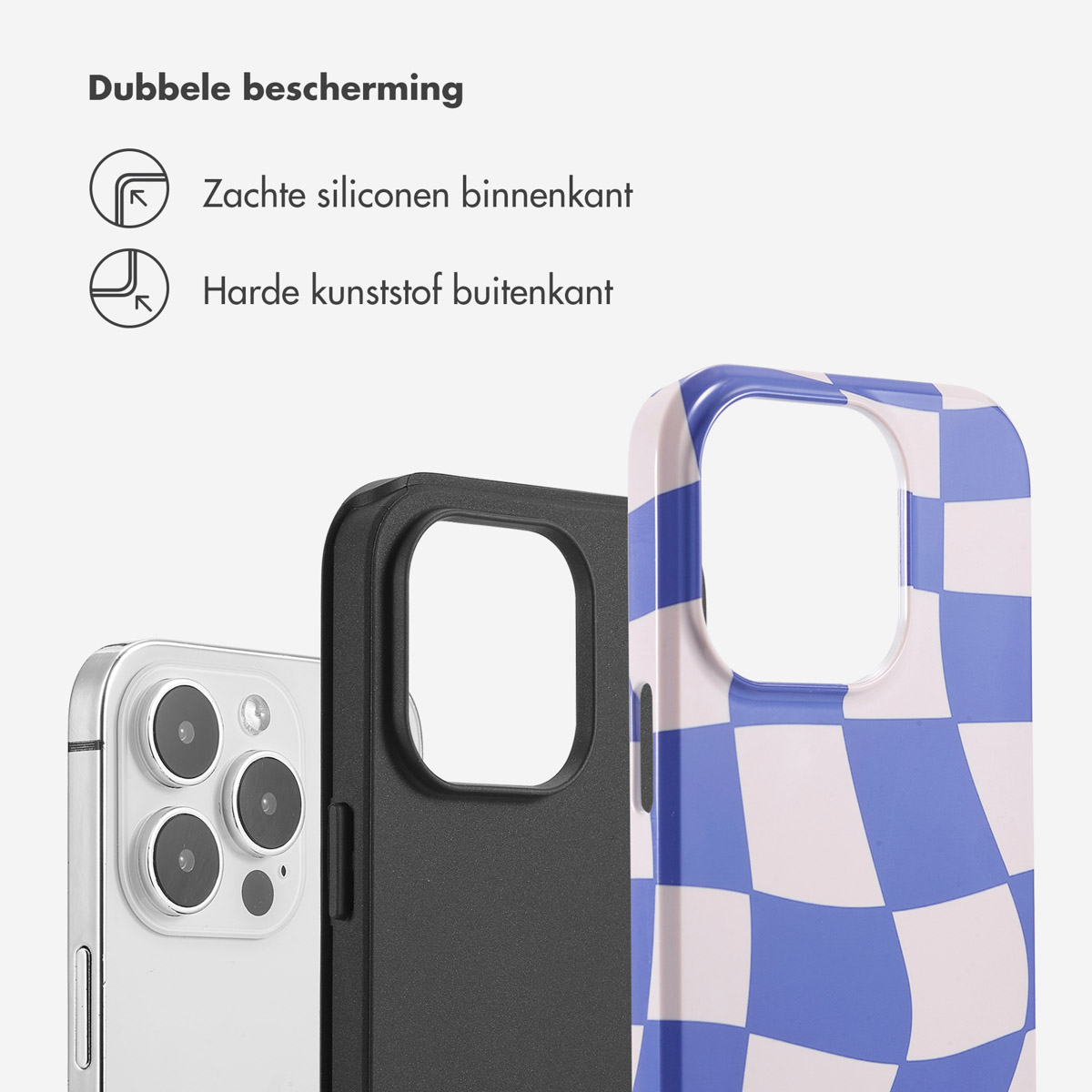 Close-up van telefoonhoesjes. Zwarte, blauw-wit geruite en zwarte telefoons zijn zichtbaar. Tekst zegt dubbele bescherming.
