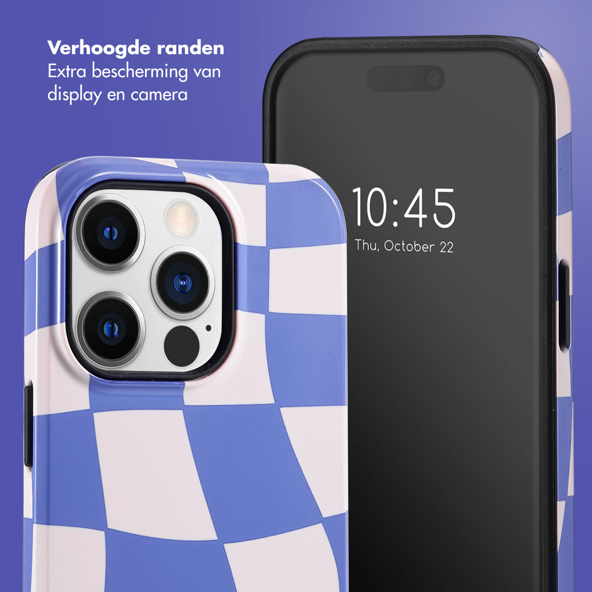 Een blauw-wit geruite telefoonhoes met een zwarte telefoon. De telefoon toont de tijd.