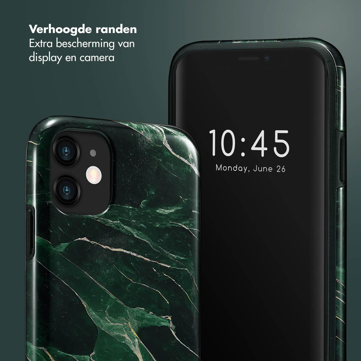 Coque de téléphone en marbre vert, téléphone noir avec date et heure, et fond vert.
