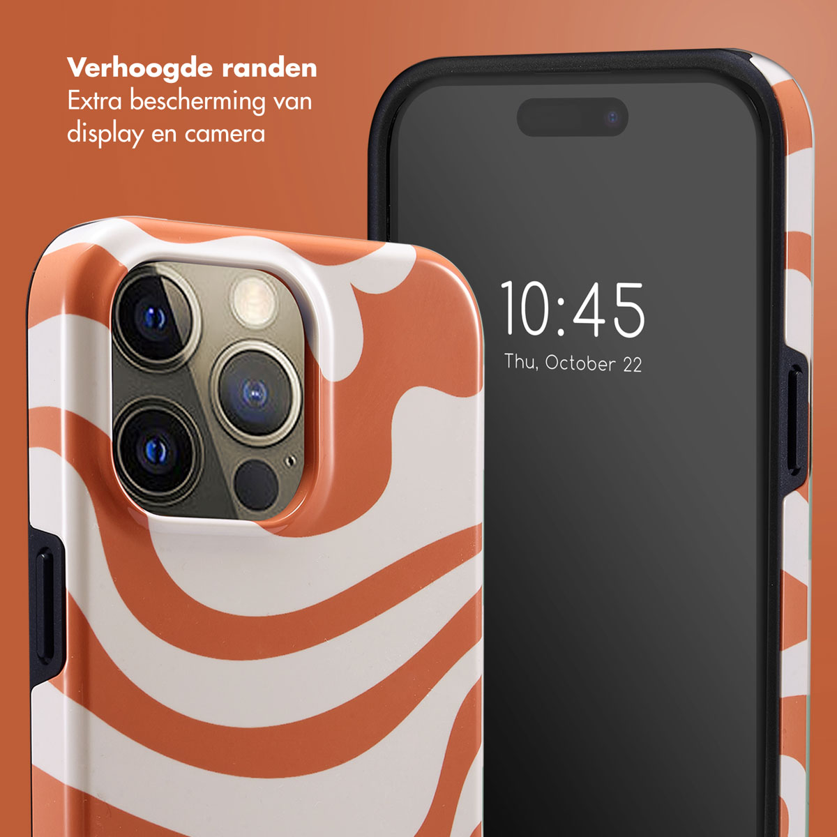 Téléphone avec étui ondulé orange et blanc et écran noir affichant l'heure. Texte : Verhoogde randen Extra bescherming van display en camera.