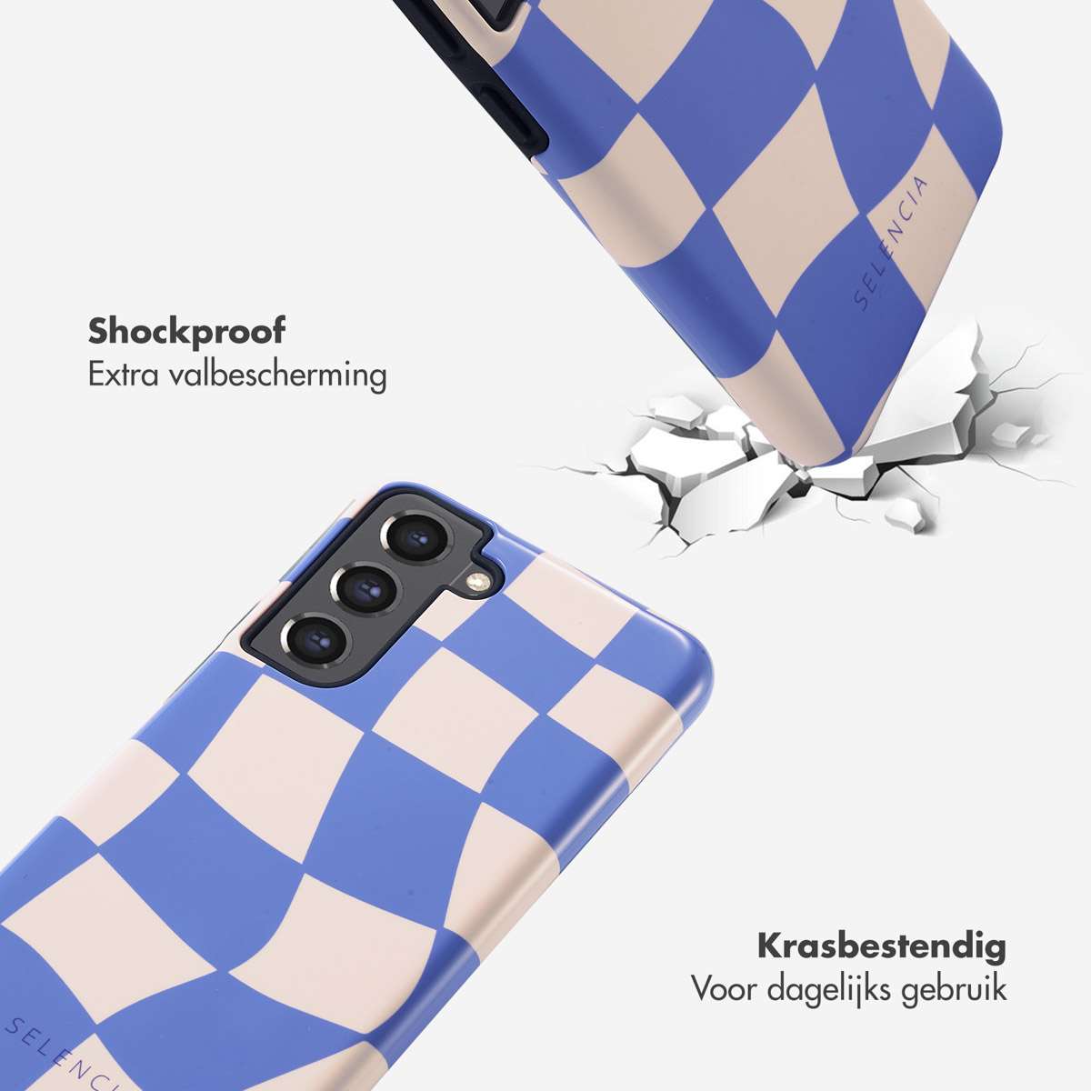 Deux coques de téléphone à motif damier bleu et beige, l'une tombe, l'autre est au sol.