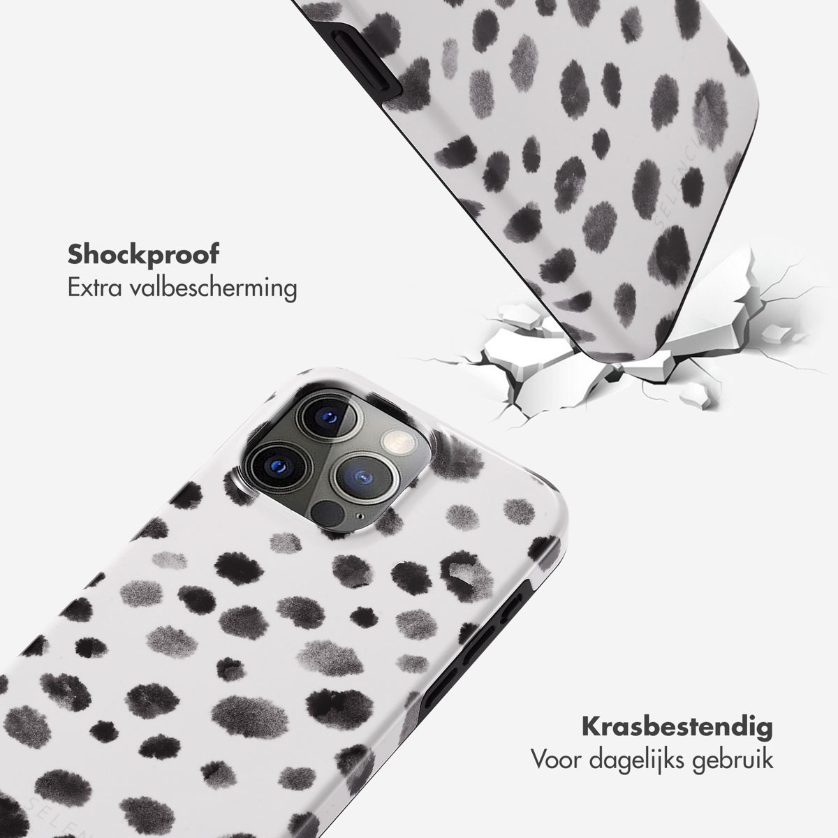 Une coque de téléphone à pois noirs. La coque est fissurée. Une autre coque tombe. Fond blanc.
