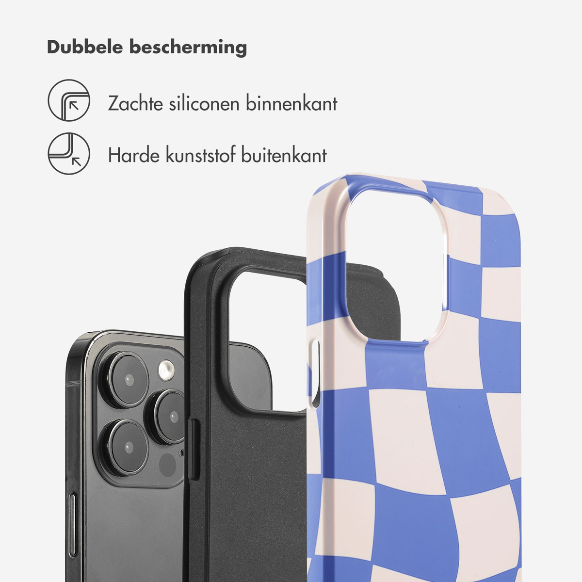 Een telefoon en een telefoonhoesje met een blauw en beige dambordpatroon, met een zwarte binnenkant.
