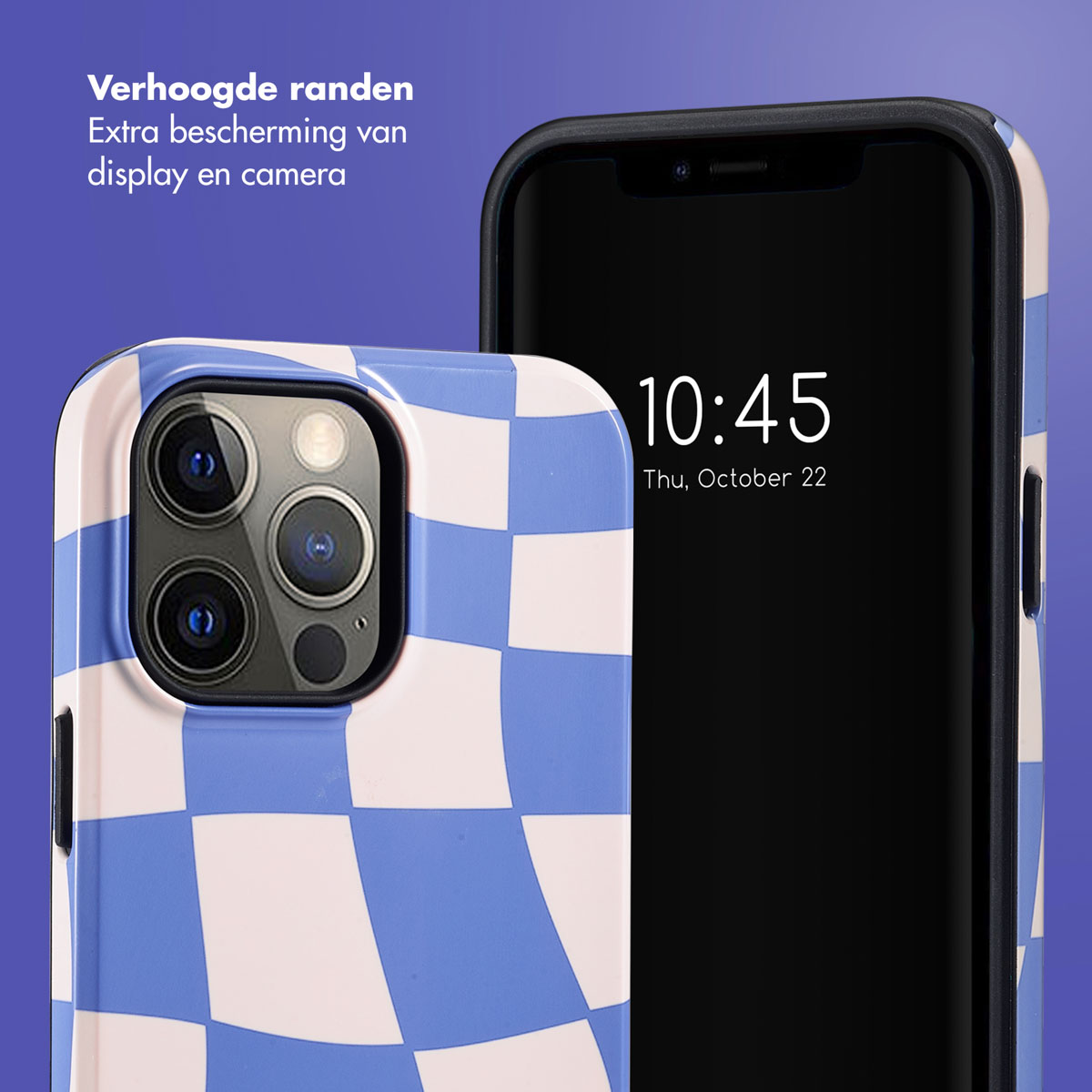 Telefoon met blauw en wit geblokt hoesje. Tijd is 10:45, 22 oktober. Verhoogde randen voor scherm en camera.