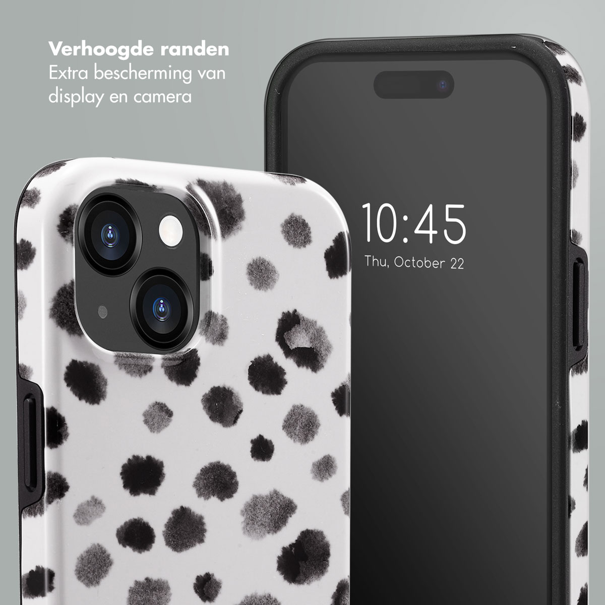 Coque de téléphone à pois noirs et blancs. L'écran du téléphone affiche l'heure.