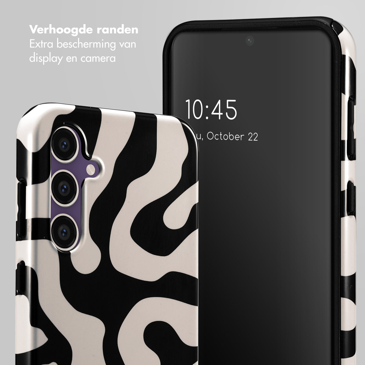 Téléphone dans un étui, motif noir et blanc. L'écran est noir et affiche l'heure.