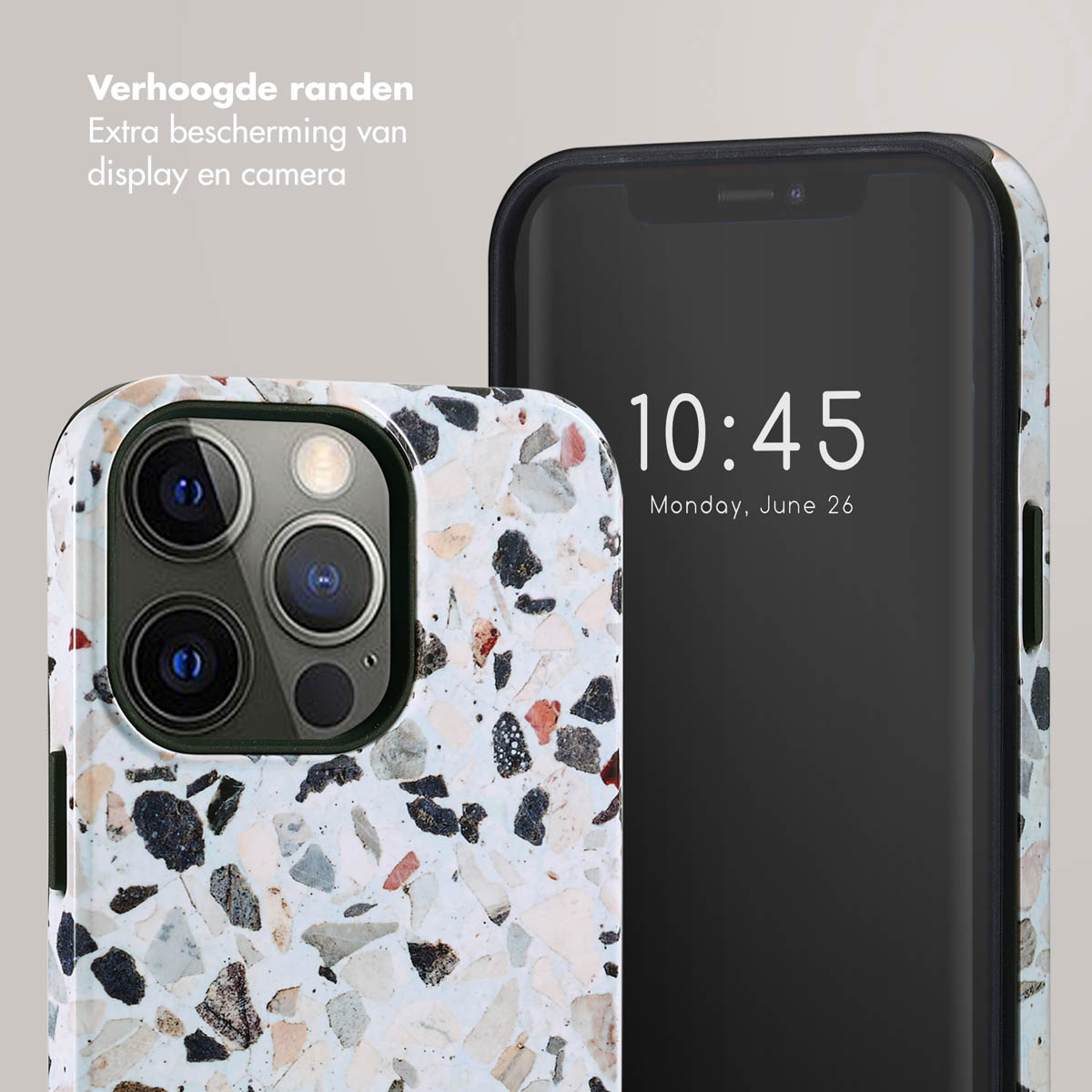 Telefoon, witte marmerpatroonhoes en twee zijkanten van de telefoonhoes. Tijd: 10:45. Datum: Ma, 26 juni.