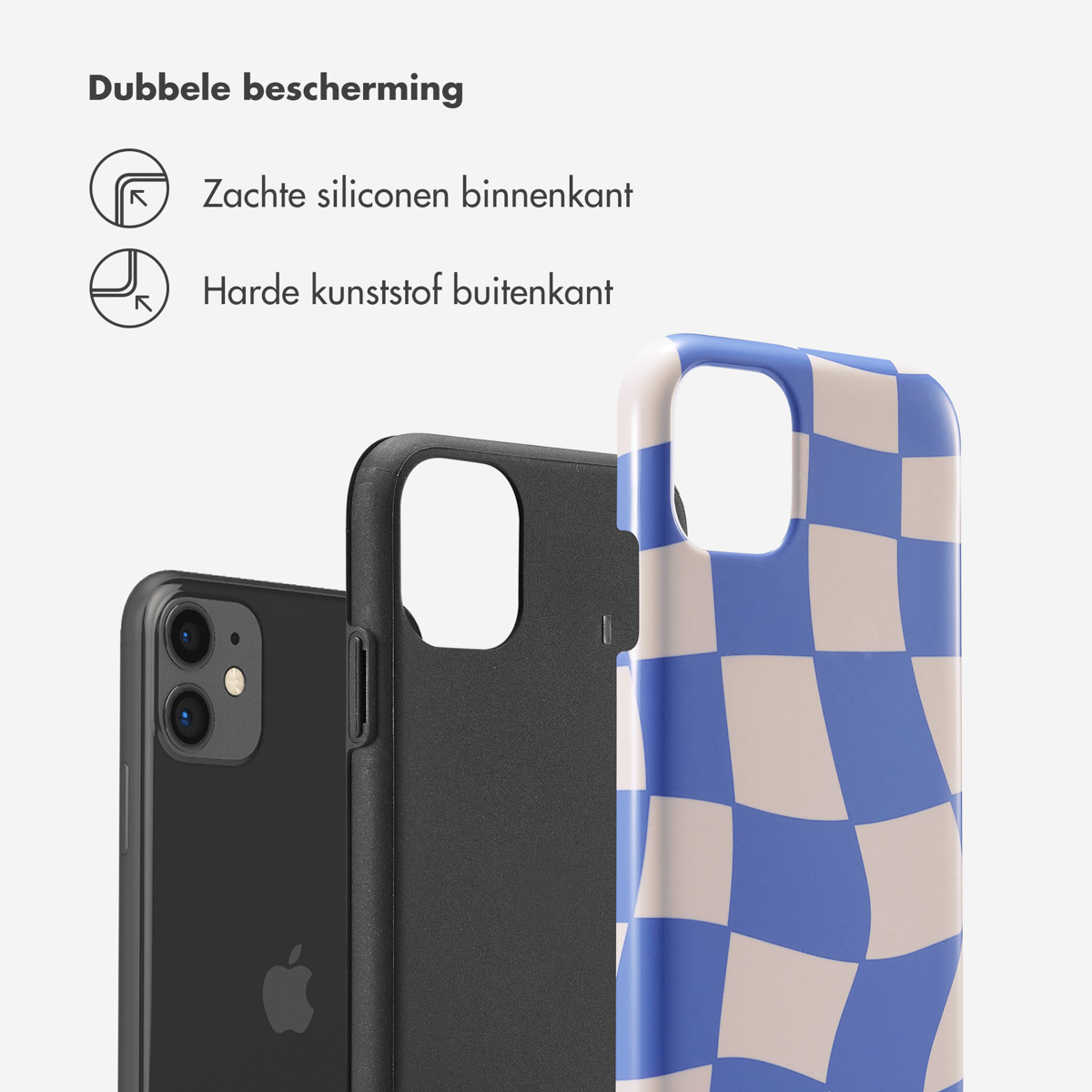 Een telefoon en twee hoesjes. Eén hoesje is zwart, de andere heeft een blauw en beige ruitpatroon.
