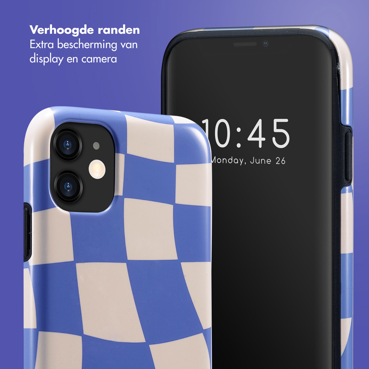 Telefoon met blauw en wit dambord hoesje. Telefoonscherm toont 10:45, maandag 26 juni. Tekst: Verhoogde randen.