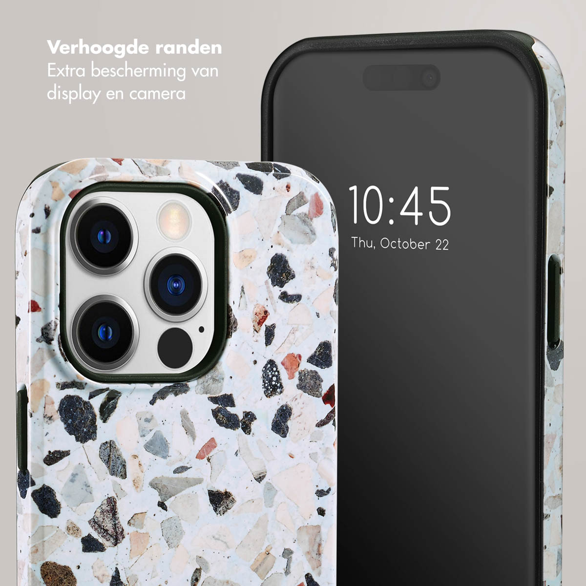 Une coque de téléphone avec un motif terrazzo blanc, avec l'heure.
