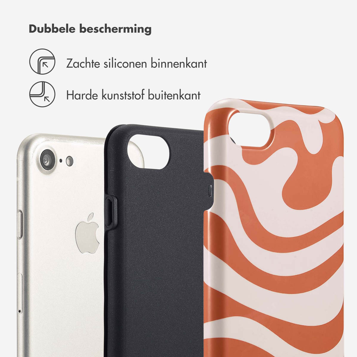 Drie telefoonhoesjes. Een zilveren telefoon, een zwarte hoes en een hoes met oranje en witte golvende lijnen.