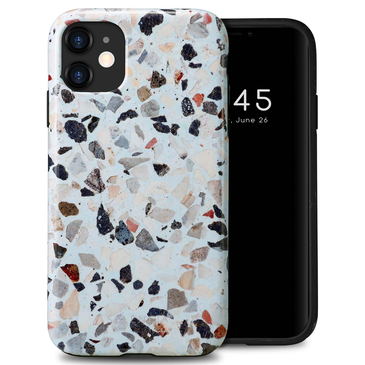 Een telefoon en hoesje. De hoes is lichtblauw met kleurrijke kiezelachtige vormen. Een zwarte telefoon.